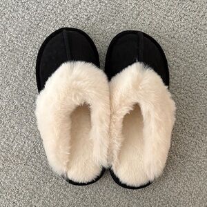 NEVER WORN Cozy Black and Cream Women's Slippers
